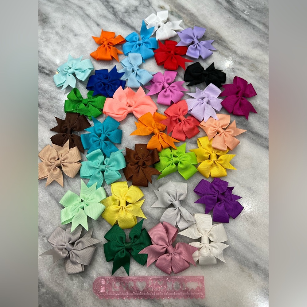 Girls clip hair bows 3 inches. Only used a few and all in excellent condition